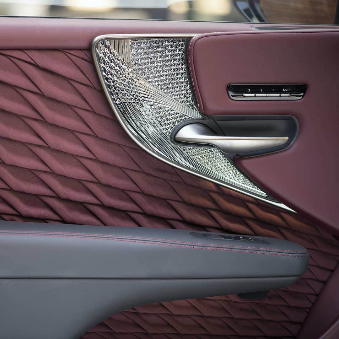 Lexus UKさんのインスタグラム写真 - (Lexus UKInstagram)「From one stunning piece of craftsmanship to another...  Click the link in our bio to find out how the Kiriko glass insert in the #LexusLS inspired a bespoke glass sculpture by Peter Layton.   #Lexus #Craftsmanship #BritishCraftsmanship #Design #CarDesign #Glass #Glassblowing #GlassArt #Art #Ornament #Sculpture」10月29日 2時11分 - lexusuk