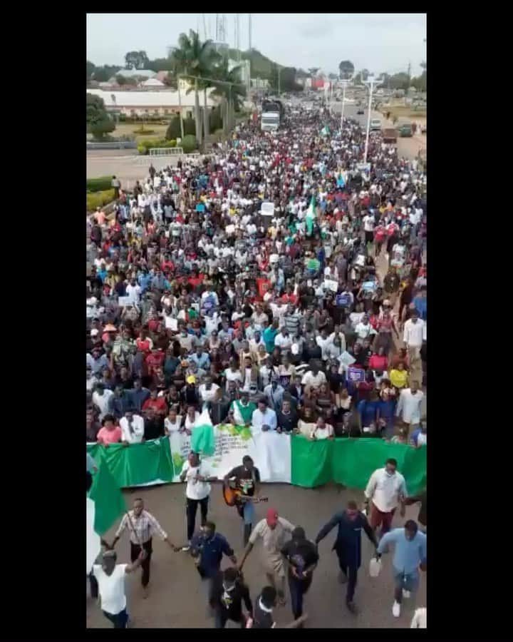 ルピタ・ニョンゴのインスタグラム：「I echo the declaration of the people in Nigeria to END POLICE BRUTALITY and the call for their lives to be valued by the leaders of their nation. Last week, the world saw this call answered with the wounding and murders of Nigerians in Lekki. I so badly want the end of this kind of violence and abuse of authority for Nigeria, for my own country, Kenya, and for the country I live in now, USA. It seems that this is the resounding battle cry of 2020 across the globe, to have police powers reevaluated, their organizations held accountable and systems rebuilt to serve the people. I support the fight against political interests that have no interest in the rights of the people. #EndSARS」
