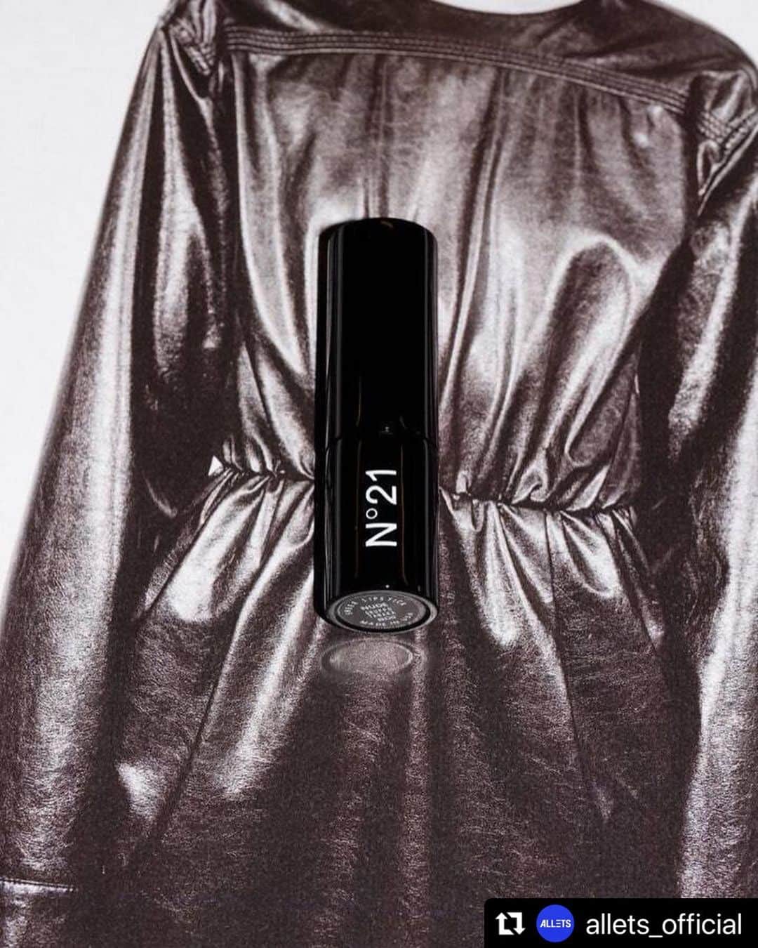 アディクションのインスタグラム：「AyakoxN21 🖤 thank you for posting @allets_official  #N21 #garageventuno #alessandrdellacqua  #ayakoxn21   @numeroventuno @alessandrodellacqua  @hankyumode   #Repost @allets_official  ・・・ #No21 #누메로벤투노 뷰티가 탄생해요 🥂  다만 국내 론칭 소식은 아직이에요. 본고장 밀란보다 일본에서 가장 먼저 출시되는데, 어딕션을 통해 잘 알려진 메이크업 아티스트 아야코와의 협업했기 때문이죠 💄 - 11월 4일, 한큐백화점에서 가장 먼저 선보인다네요. NO21의 아이코닉한 블랙과 누드 컬러를 베이스로 해 스킨케어부터 메이크업을 넘나드는 제품들이 꽤나 기대되네요🖤」