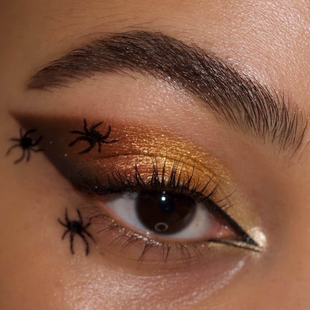 Smashboxのインスタグラム：「Would you rather wake up with spiders on your eye or have to go out for a day with unblended eyeshadow? We know @raincornelius answer 😉 ⠀⠀⠀⠀⠀⠀⠀⠀⠀ 🕷24-Hour Shadow Primer 🕷AO Liquid Liner 🕷Cover Shot Eye Palette in Desert  🕷Full Exposure Mascara」