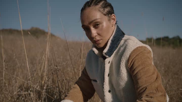 のインスタグラム：「“The flannels, the cord, the fringe, they all have a ruggedness and a connection to nature. It’s clothes to climb trees in.” Shop the Levi’s® xkarla collection at the link in bio.」