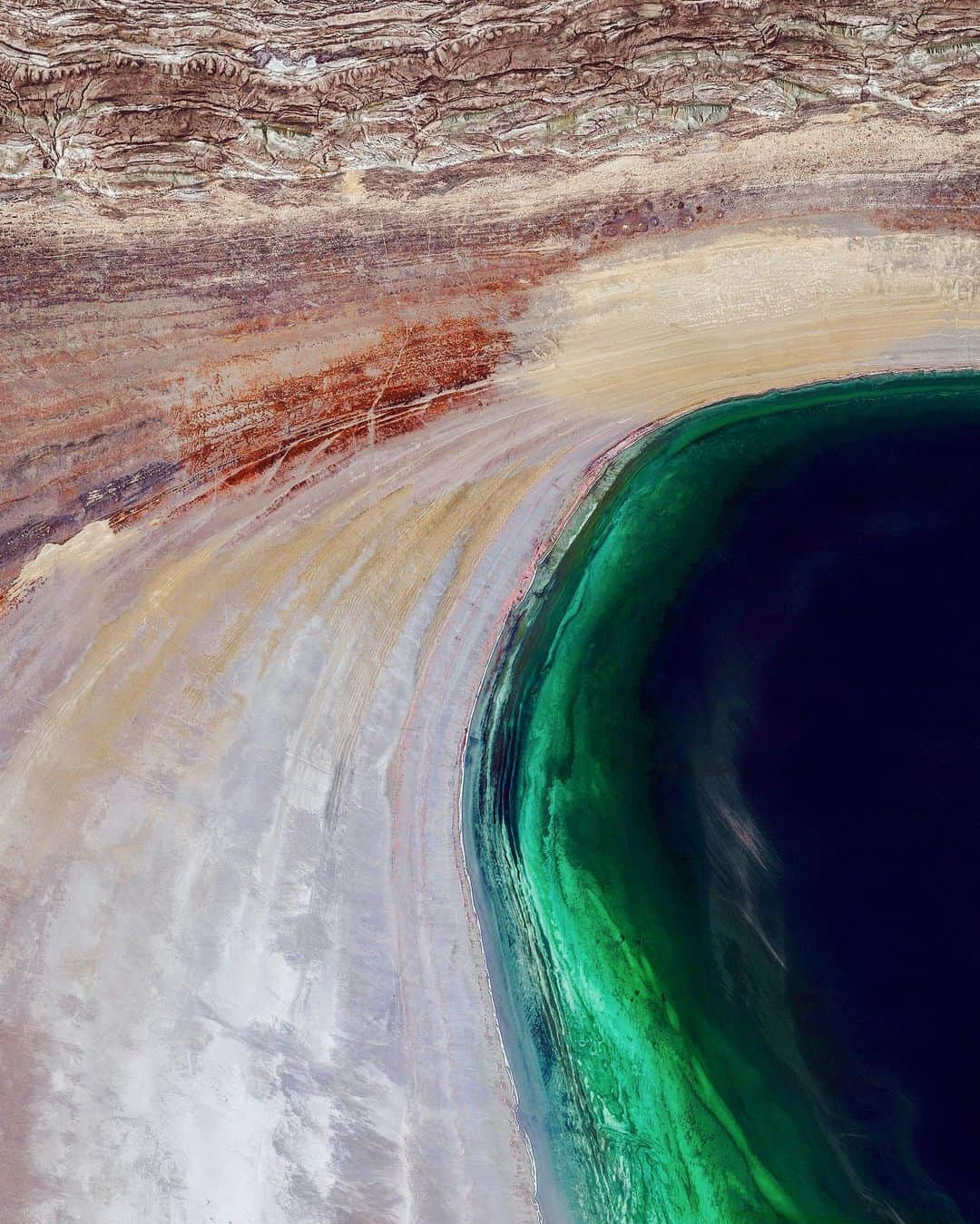 Daily Overviewさんのインスタグラム写真 - (Daily OverviewInstagram)「The Aral Sea, located on the border of Kazakhstan and Uzbekistan, was once the fourth largest lake in the world. As seen in our story today, from 2001 to 2018 water levels have been gradually decreasing over time as a result of irrigation projects that began in the 1960s to support agricultural development, primarily for cotton, in the adjacent Kyzylkum Desert. By diverting the Syr Darya and the Amu Darya rivers, the Aral Sea has continued to evaporate without its primary sources of water replenishment. Due to the massive reduction of water levels, the surrounding region has experienced colder winters, hotter summers, massive dust storms, and the complete devastation of its fishing industry. - Our founder @benjaminrgrant will be sharing this story at next week’s UN Give Live to Aral Conference in Uzbekistan. This image and the story of 'The Shrinking Aral Sea' are also featured in our new book “Overview Timelapse” - link in bio to learn more. - Created by @overview, source imagery: @maxartechnologies」10月29日 2時17分 - dailyoverview