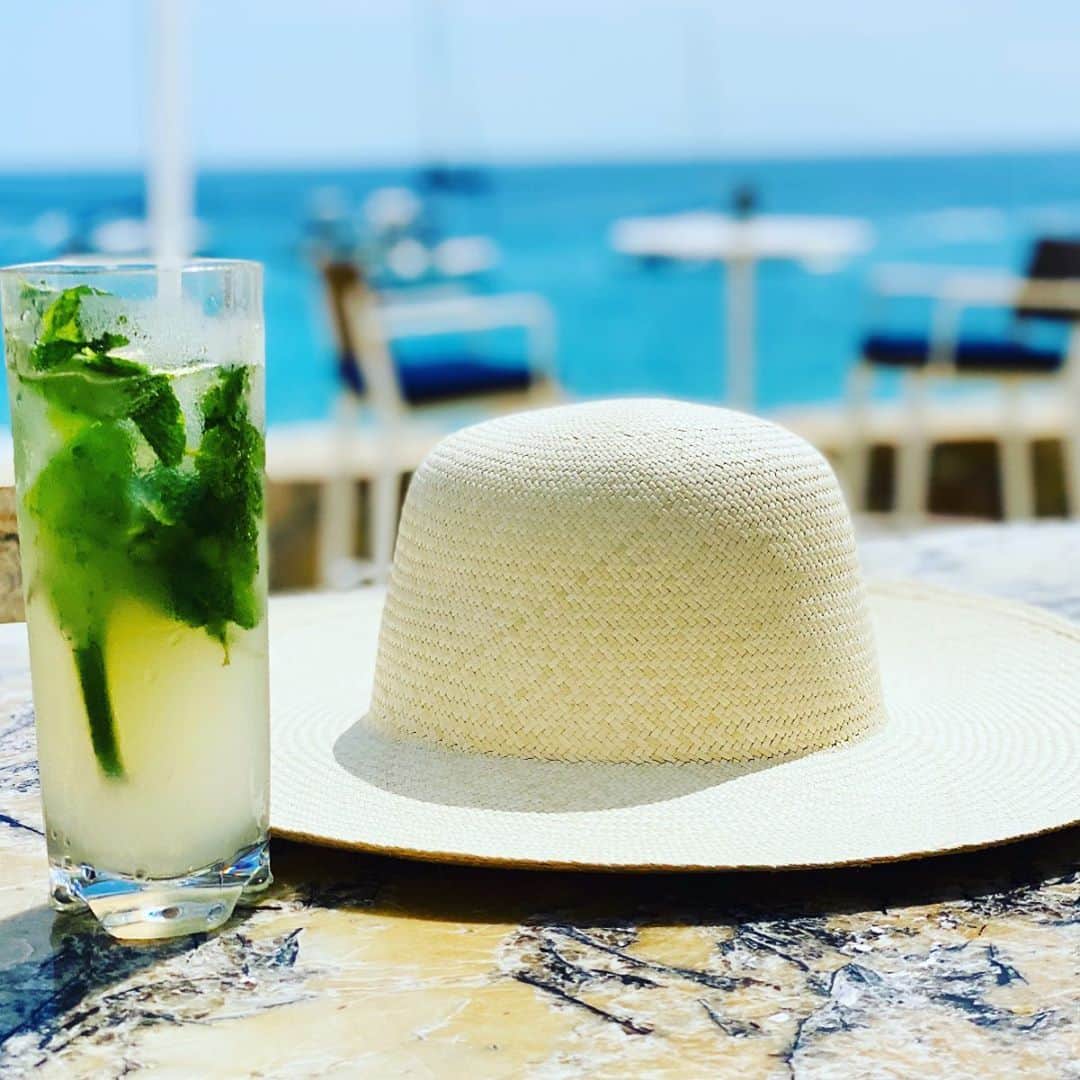 ニコール・ミッチェル・マーフィーのインスタグラム：「Need healthy options while on vacation? Try a Virgin Mojito with no simple syrup, add a little agave and always ask for fresh squeezed juice! #healthiswealth #yfoy #everydayconfidence #nicolemurphy #healthylifestyle」