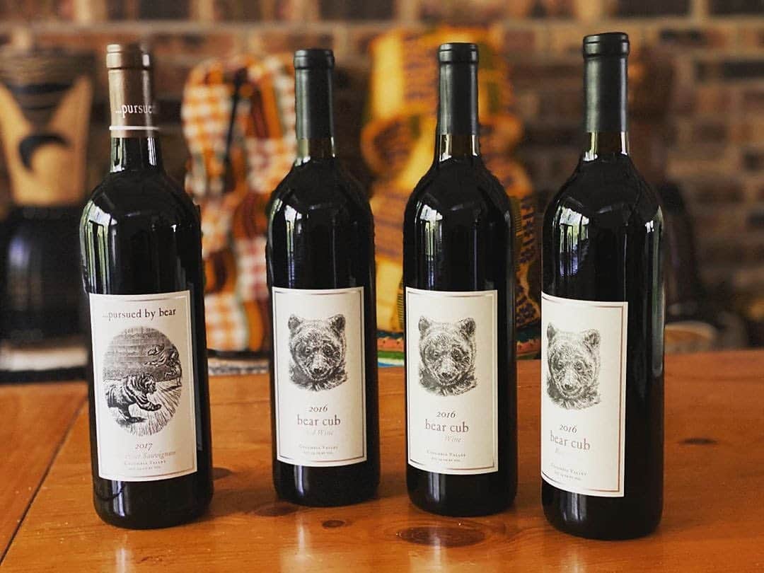 カイル・マクラクランさんのインスタグラム写真 - (カイル・マクラクランInstagram)「A sleuth of Bears! 🔍 What bottle of 🍷are you opening up this #WineWednesday?   #PursuedByBearWine  📸: @leahdrumanddance」10月29日 2時19分 - kyle_maclachlan