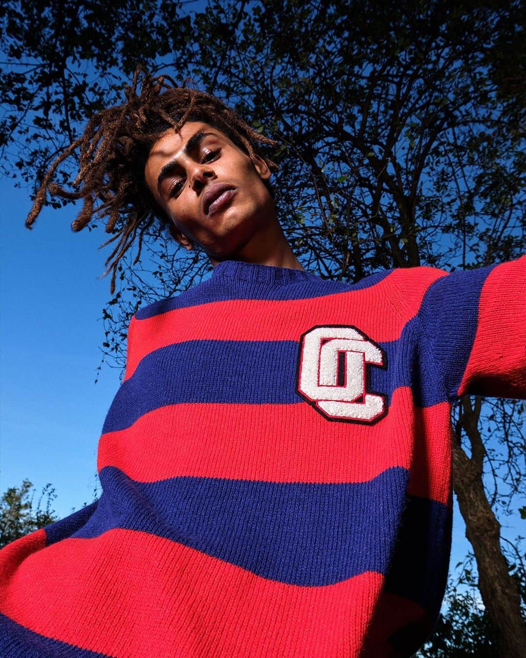 オープニングセレモニーのインスタグラム：「Keep yourself warm with the all over stripped⁠ OC sweater.⁠⠀ ⁠⠀ openingceremony.com⁠⠀ ⁠⠀ 📸 by @jimcnedd / styling by @franciferretti /⁠ model @momyonekenobi」