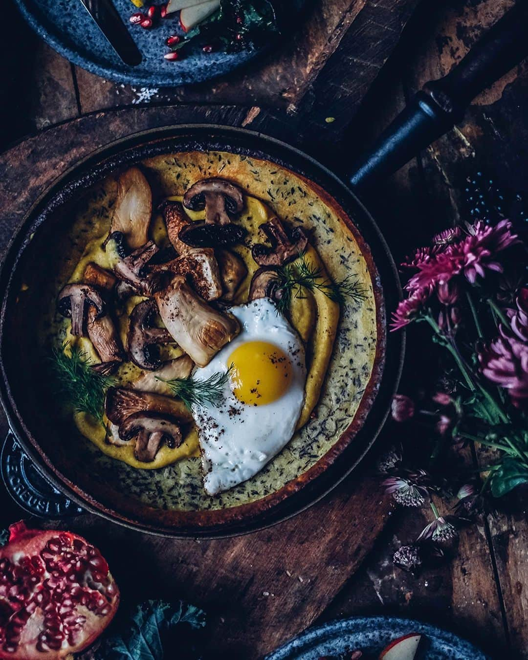 Our Food Storiesのインスタグラム：「Now on the blog - the recipe for this delicious gluten-free dutch baby with hummus, mushrooms and egg🍳😋 Get the recipe via the link in profile. #ourfoodstories  ____ #dutchbaby #savoryfood #breakfastideas #breakfastlover #onthetable #momentslikethese #foodphotographer #foodstylist #germanfoodblogger #fellowmag #verilymoment #foodphotography #vscofoodie #momentslikethis #autumnrecipes」