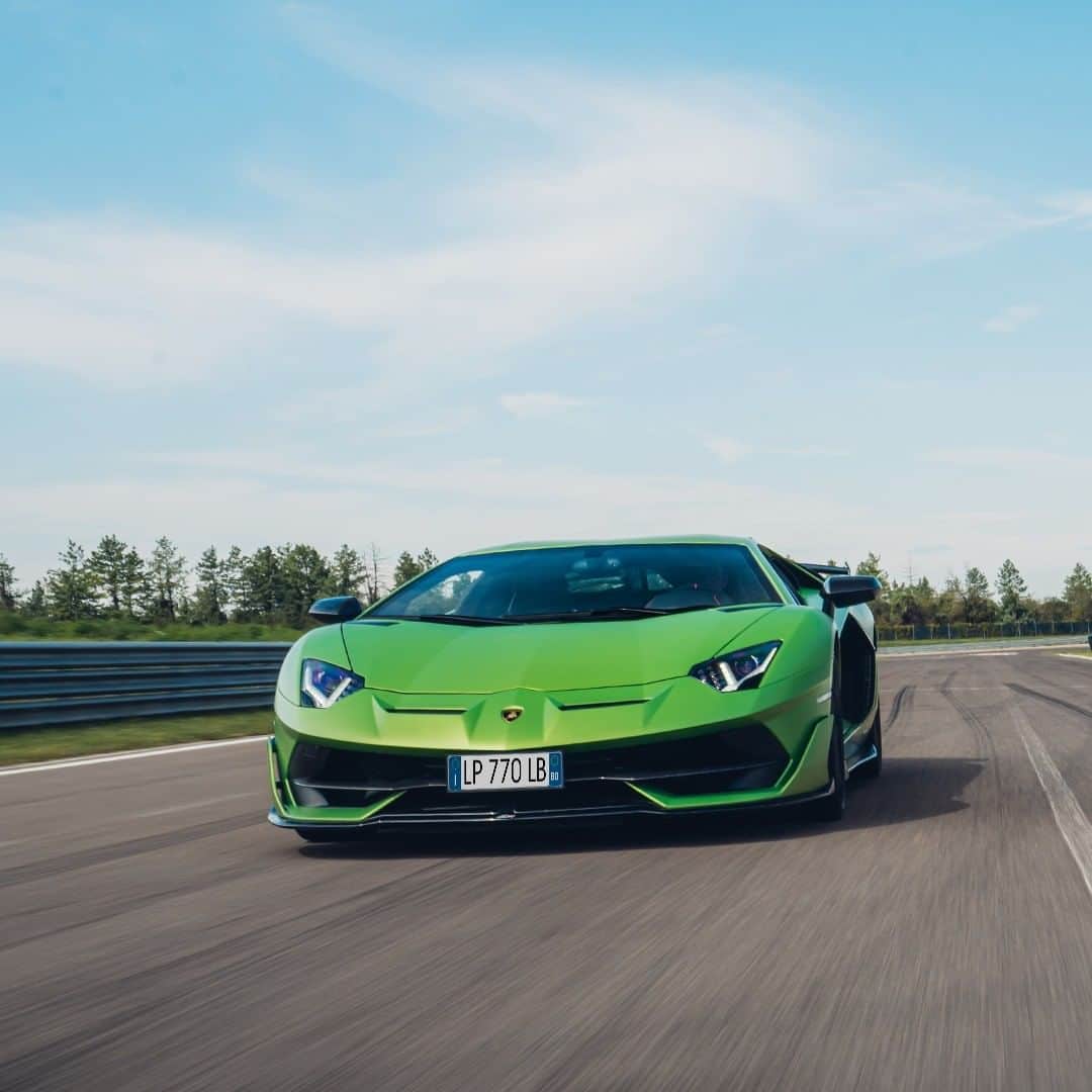 ランボルギーニのインスタグラム：「Two Lamborghinis. One shared quality: excellence.   One is a Super Sports Car, and the other is the world’s first supercar.  Which would you choose - the Aventador SVJ or the Miura SVJ?   Captured by @alexpenfold.  #Lamborghini #AventadorSVJ #Miura #LamborghiniVersus #PoloStorico」