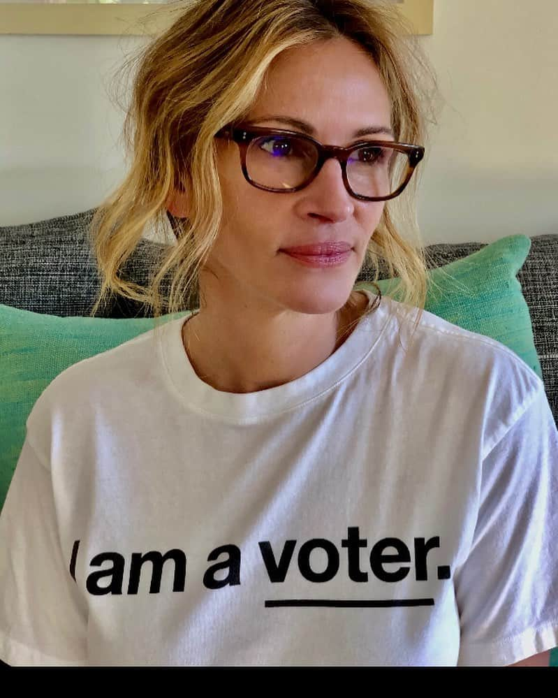 ジュリア・ロバーツのインスタグラム：「I AM a Voter! Make sure you are too!♥️🤍💙 #weareinthistogether #getyourjush #whenweallvote #🎂」