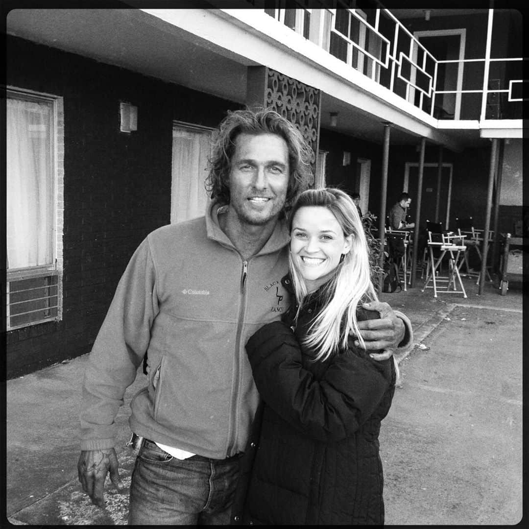 のインスタグラム：「Proud of my buddy @officiallymcconaughey who just wrote a great book about his journey to become an actor, filmmaker, husband and father. Check out our conversation about #GreenlightsBook on Oct 30 on greenlights.com 📚( TBT : this is us on the set of the movie MUD )」
