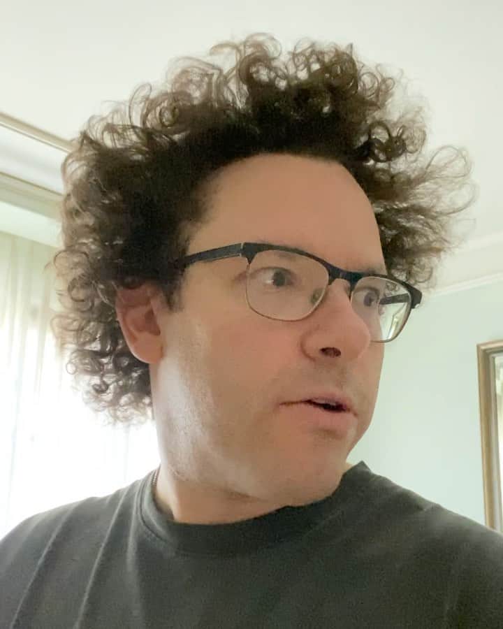 ティモシー・サイクスのインスタグラム：「Daily reminder to lock in safe profits and cut your losses quickly in the stock market if your positions start to go against you, this week the markets are down big & yet my top students & I are up nicely because we’re staying disciplined. I’ve made nearly $1 million now in 2020 trading profits, my best year ever and 100% donated to charity, and it’s due to my staying taking small gains of roughly $1,000-$2,000 at a time and being extra-cautious on EVERY trade, NEVER believing the hype of any company, just riding the momentum for gains (and usually selling wayyyy too soon just because I trade so conservatively)! I’m getting a ton of questions of what I see happening with the markets with the upcoming election so click the link in my bio to learn my sniper-like trading strategy so you don’t overstay and have big losses like too many undisciplined traders & investors are sadly dealing with right now. PS it’s cool to grow your hair out and donate it to amazing charities like @locksofloveofficial @wigs.for.kids @cwhl_org for people in need like I’m doing right now! #youngeinstein #staysafe #daytrading #pennystocks #karmagawa #jewfro」