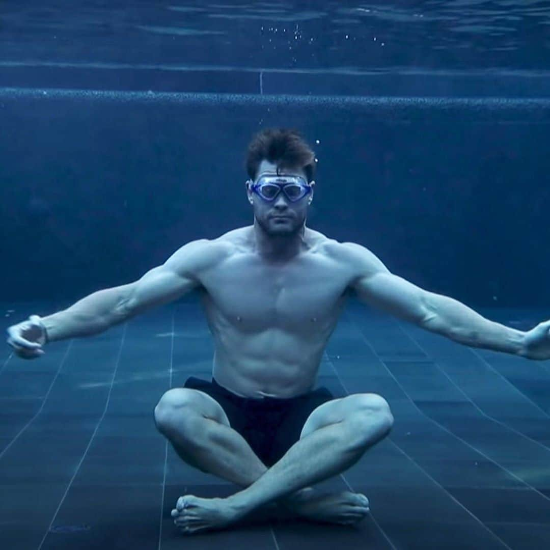 E! Onlineさんのインスタグラム写真 - (E! OnlineInstagram)「How to meditate underwater, as told by Chris Hemsworth: Simply push your distractions ✨ away ✨. (📷: YouTube)」10月29日 2時48分 - enews