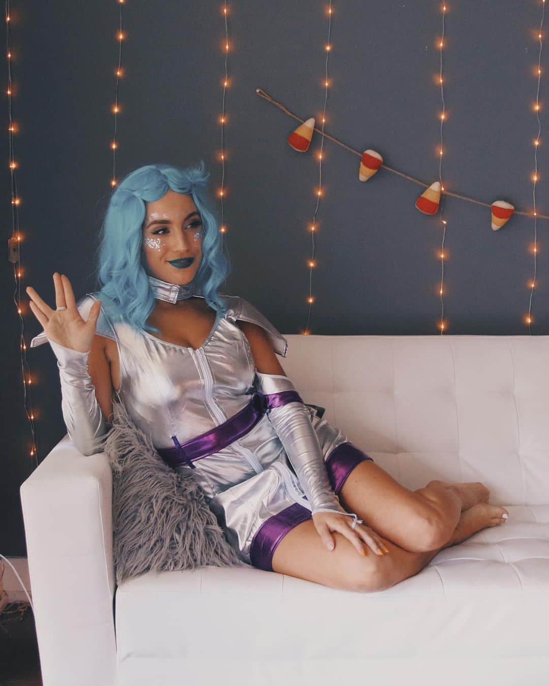 Kalyn Nicholsonのインスタグラム：「do you believe in aliens? 🛸  I have many theories, some of which I dive into depth in while doing the above transformation in the new get ready with me: outer space edition.  In it, we toast a last and final cider in my old apartment and talk everything from time travel to alien/animal mutations and the possibility of mermaids... It’s a whole ride. Feel free to come get weird with me 👽」