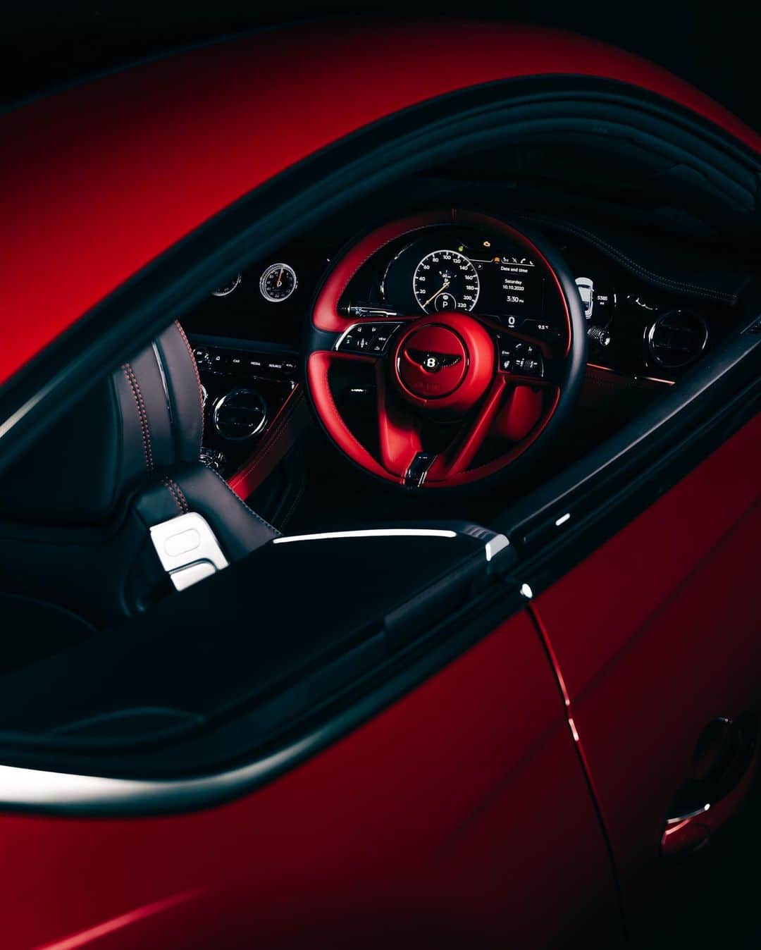 ベントレーさんのインスタグラム写真 - (ベントレーInstagram)「Made you look. The #Bentley #ContinentalGT. _ Continental GT WLTP drive cycle: combined fuel consumption: 20.8 mpg (13.6 l/100 km), combined CO₂: 308 g/km」10月29日 3時00分 - bentleymotors