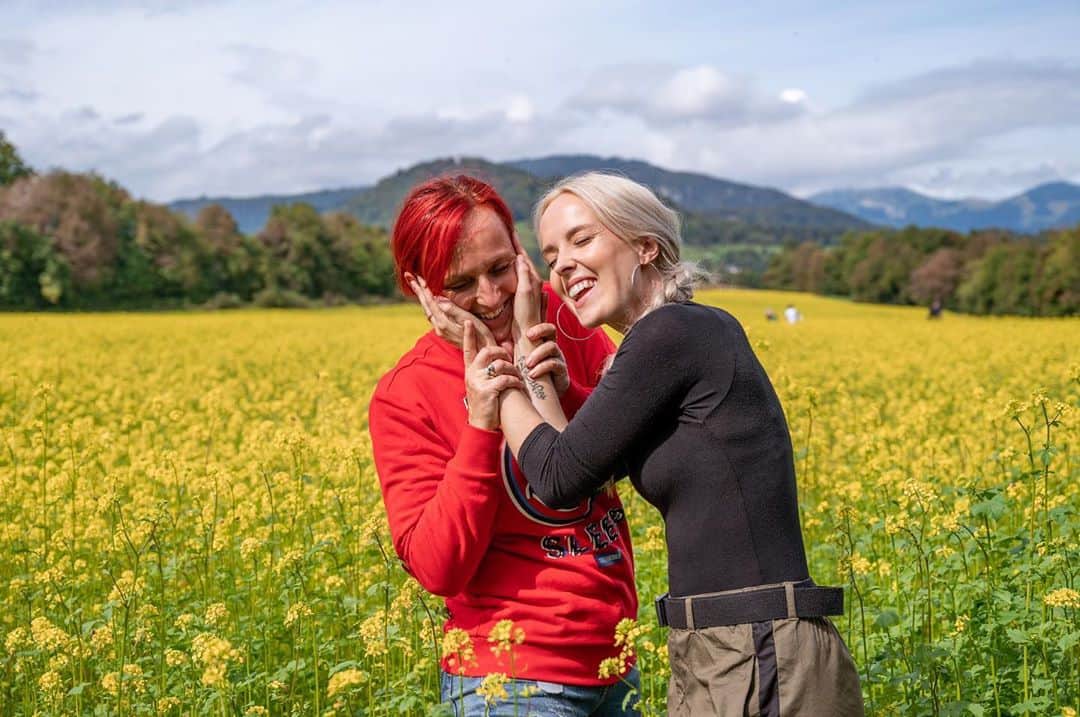 Nika Kljunのインスタグラム：「♥️ A mother’s love ♥️ @janjapusl 🥰 . Ever since I was a very little girl 👧🏼, she has always led me towards greatness, with so much love, passion & commitment 📈💪🏼. Both of my parents were ballroom dancers, & my love for dance is just as natural as theirs has always been. 💃🏼🕺  . I was recently asked about my biggest accomplishment ✅ , during an interview. Despite my gratitude for the dreams I’ve accomplished as a professional choreographer and dancer 🙏🏼, the moment of my life that was the most pivotal, is one that happened when I was only 21 years old. 👱🏻‍♀️✨ . It was the moment when I bet on my dreams 🐛🦋. I took the leap of faith to leave my family, my @bolero_dance dancers, my country, Slovenia 🇸🇮, & the life I knew...to pursue my career as a professional dancer also in America and not just in the UK & France...I became a foreigner in the United States 🇺🇸 🌟 . It wasn’t easy, at first. It was scary. It was hard work. It still is. But I have always had such a 🔥 fiery 🔥 love for my passion in my heart ♥️ , & the support of my family 👨‍👩‍👧‍👦 to comfort me, even from so far away. . To my family, I love you so much for always believing in me, encouraging me, & sacrificing precious time with me as I pursue my calling. That is a true gift 🙏🏼🎁 . To my supporters who ask for advice... 💭...if you really, REALLY want it, I can sum it all up by simply saying... . 🗣 Make. It. Happen. ✅📈🔋⛽️💪🏼It’s not about moving to Hollywood today. It’s about having the courage to genuinely believe in your dreams. Work with what you have, where you are, today. Whoever you want to be, make a conscious decision to commit to the pursuit of that, and never look back. Invest now, so you can be proud later. 🚀🤞🏼🧚🏻🦋✨ . #makeithappen #dreamscometrue #motherdaughterlove #ilovewhatido #family #slovenia #sloveniangirl #nikakljun #dancer #choreographer #dance #believeinyourself #yellowflowers #yellowfields #beautifulnaturephotography @tijaazman_photography」