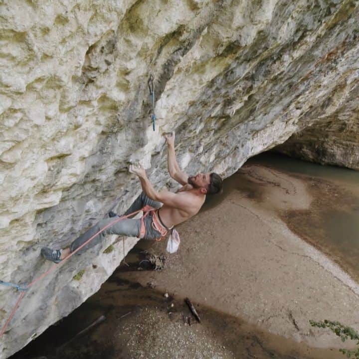 イェルネイ・クルーダーのインスタグラム：「Hey folks, go to my BIO link and check out the new video we've made together with @nikcebulec and team. Highlight of the video is my first ascent of Pescena ura (9a), which I managed to climb right after the first corona strike 😀. Don't get confused, everything was filmed after the lockdown. And climbing wall at my parents place might look big, but just doesn't suit my standards anymore 🙈 (although I know many would kill to have one).   I hope you find it fun and interesting, specially my people 🇸🇮 who got locked in their homes once again 😪.  Another question here: How fair is it for us to compete at Europeans, since we can't train in the gyms or travel to other countries due to new lockdown?!? ____________ @scarpaspa @ocun.climbing @vibram @snowmonkey」
