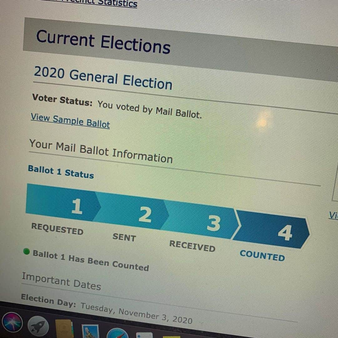 カミラ・メンデスさんのインスタグラム写真 - (カミラ・メンデスInstagram)「dear voter 💌 a modern love story by nicholas sparks; starring me, reese witherspoon, a pomeranian, and the united states of america」10月29日 3時00分 - camimendes