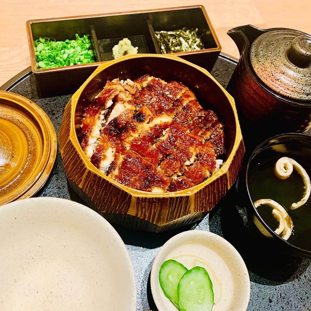 黒田アーサーのインスタグラム：「めちゃめちゃ美味しい櫃まぶしの鰻屋さんを発見しました😋まるで名古屋で食べてるみたい😍リピート決定です‼️😉👍 #うなぎ屋 #櫃まぶし美味しかった  #本場名古屋の味  #うなぎ4代目菊川」