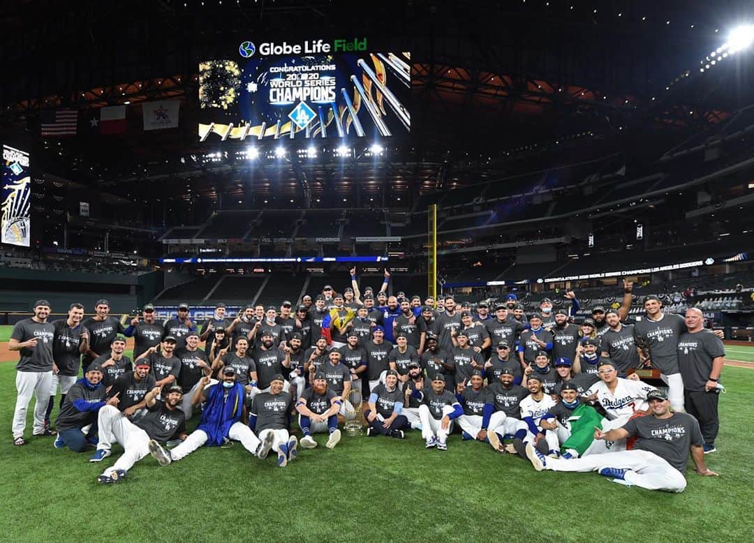 のインスタグラム：「World Champs!! 🏆」