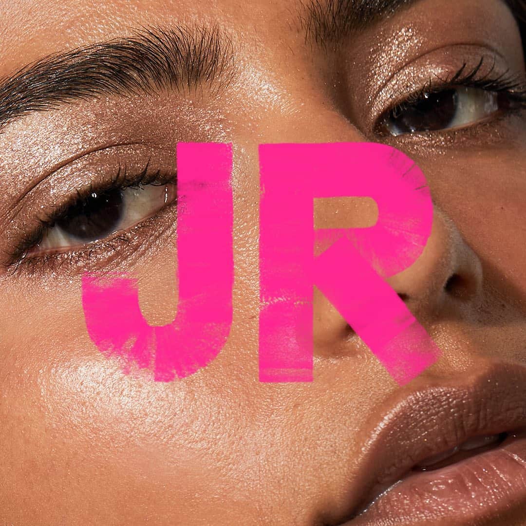 ボビー・ブラウンのインスタグラム：「Just a sec eye shadow. Doesn’t crease. Isn’t dry. Doesn’t get into lines. Works on all. Full color range launching soon. @benritterphoto @nancy.haldia is wearing tawny balm on her lips and cheeks and 2 colors of just a sec on her eyes and our Black mascara @jonesroadbeauty. Available exclusively at jonesroadbeauty.com.」