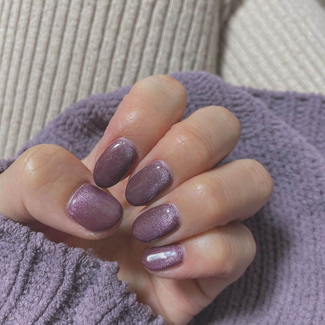 SAYAKA（BsGirls）さんのインスタグラム写真 - (SAYAKA（BsGirls）Instagram)「﻿ ﻿ ﻿ New nail 💅🔮﻿ ﻿ ﻿ ﻿ ﻿ 今、大流行中のマグネットネイル🤤💜﻿ めっちゃ可愛くないですか？！﻿ ﻿ ﻿ ﻿ ﻿ YURINAやMIYUもしてたから、﻿ 自分も早くやりたすぎて念願の マグネットネイルです🥺﻿ ﻿ ﻿ ﻿ いろんな角度で見ると鮮やかで 本当に綺麗✨﻿ ﻿ ﻿ ﻿ ﻿ 色味、凄く迷ったんですけど、﻿ 1番好きな紫色に🍇♡﻿ ボルドーとカシスを混ぜた色味♩﻿ ずっと見惚れてます😍﻿ ﻿ ﻿ ﻿ ﻿ たまたまその時着てた服も紫（笑）﻿ どんだけ紫好きやねん😅﻿ ﻿ ﻿ ﻿ ﻿ #オリックス #BsGirls #Bs2020#baseball #プロ野球 #野球#超革新的 #ORIX #buffaloes #京セラドーム大阪 #パリーグ#sayaka_354 #sayaka #vocal #performance #avex #ネイル#nail#マグネットネイル#ボルドー#カシス﻿#秋ネイル#紫#流行#映え#マグネットネイル動画#オシャレネイル﻿ ﻿」10月29日 8時49分 - sayaka_bsgirls_354