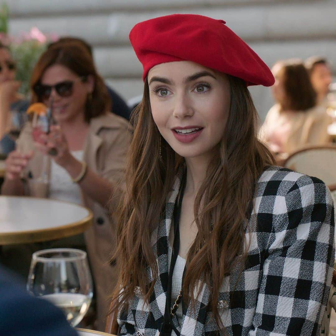 E! Onlineさんのインスタグラム写真 - (E! OnlineInstagram)「Ringarde, oui ou non? Lily Collins has now addressed the "disheartening" criticism surrounding #EmilyInParis. She shares the silver lining at the link in our bio. (📷: Netflix)」10月29日 8時47分 - enews