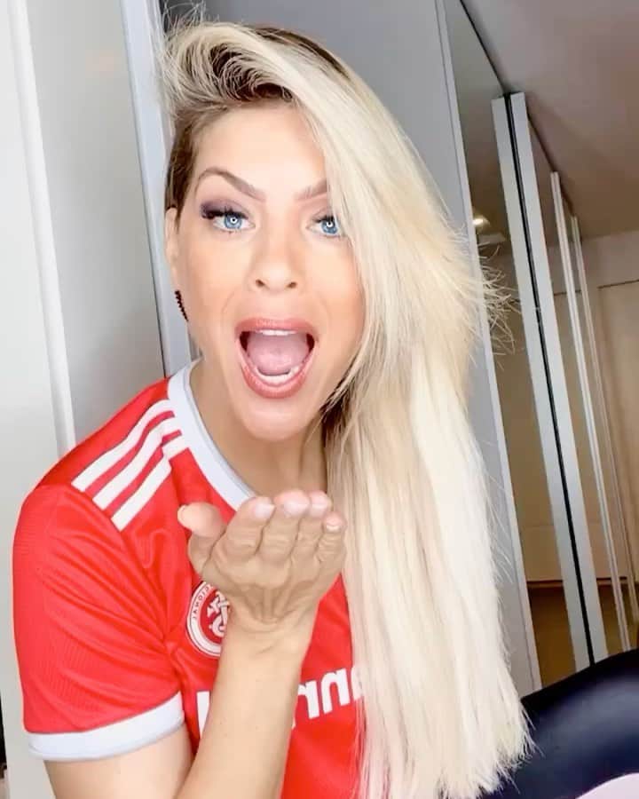 レナータ・ファンのインスタグラム：「Joguinho bem burocrático hoje! Partida de ida da Copa do Brasil. Atlético Goianiense 1x2 INTER. Começamos com apenas três titulares e além do resultado, valeu pela estratégia de poupar atletas e descansar para o Brasileirão e a sequência desgastante da temporada. #inter #internacional #futebol #copadobrasil #colorado #bigfan #torcedora #vamointer #vamovamointer #fútbol #soccer」