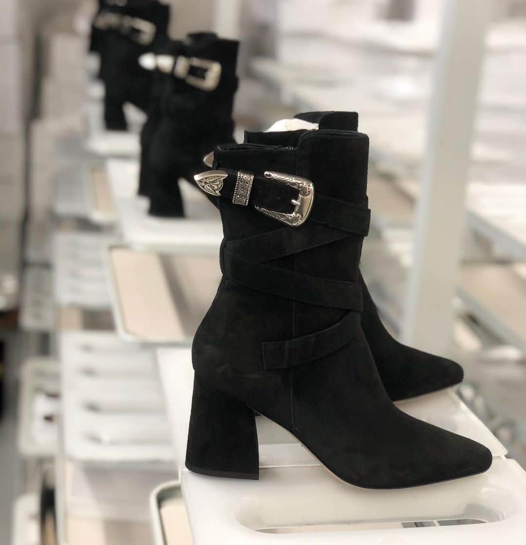 ジャンナメリアーニのインスタグラム：「Rather be at your feet than on Instagram! 🤩🤩🤩 ready to be yours!  #GiannaMeliani  #Leonie #fashion#style#shoes#fw20」