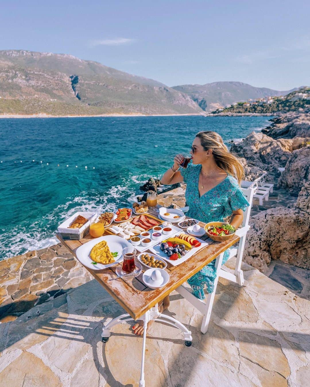 Izkizのインスタグラム：「A perfect morning @denizfenerilighthouse breakfast by the sea - the best way to start the day! I’ve fallen in love with this gorgeous hotel nestled on a hill in Kaş, Turkey. Put it on your must visit list if you’re in the area! Swipe ➡️ for some snapshots from this picture perfect hotel!  Thanks to @kucukoteller」