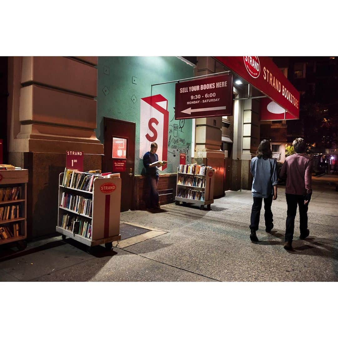 スティーブ・マカリーさんのインスタグラム写真 - (スティーブ・マカリーInstagram)「One of the greatest landmarks in New York is the legendary Strand Bookstore. The store has given me great inspiration over the years and it is easy to get lost in the miles of books they have to offer. Due to the current pandemic, small businesses like The Strand have been struggling. During the upcoming holiday season, I encourage you to help #SavetheStrand and #ShopLocal  1st image: New York, 2016 2nd & 3rd images: 2015 4th image: 1996  #SteveMcCurry」10月29日 3時34分 - stevemccurryofficial