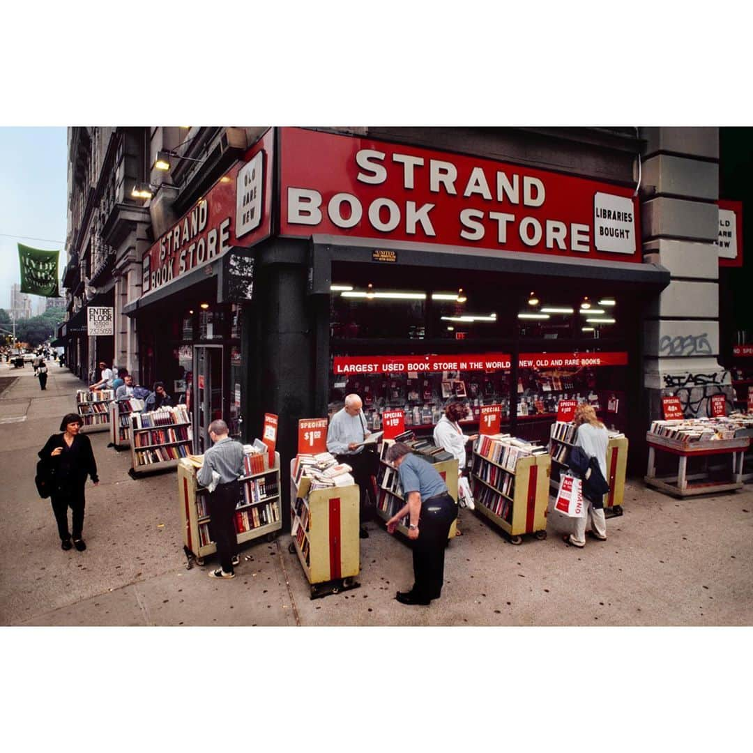 スティーブ・マカリーさんのインスタグラム写真 - (スティーブ・マカリーInstagram)「One of the greatest landmarks in New York is the legendary Strand Bookstore. The store has given me great inspiration over the years and it is easy to get lost in the miles of books they have to offer. Due to the current pandemic, small businesses like The Strand have been struggling. During the upcoming holiday season, I encourage you to help #SavetheStrand and #ShopLocal  1st image: New York, 2016 2nd & 3rd images: 2015 4th image: 1996  #SteveMcCurry」10月29日 3時34分 - stevemccurryofficial