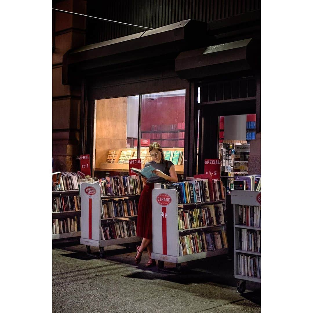 スティーブ・マカリーさんのインスタグラム写真 - (スティーブ・マカリーInstagram)「One of the greatest landmarks in New York is the legendary Strand Bookstore. The store has given me great inspiration over the years and it is easy to get lost in the miles of books they have to offer. Due to the current pandemic, small businesses like The Strand have been struggling. During the upcoming holiday season, I encourage you to help #SavetheStrand and #ShopLocal  1st image: New York, 2016 2nd & 3rd images: 2015 4th image: 1996  #SteveMcCurry」10月29日 3時34分 - stevemccurryofficial