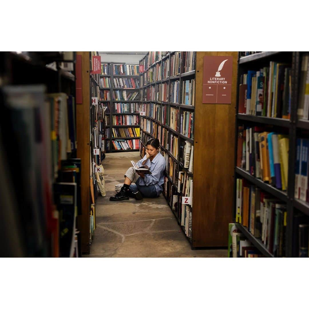 スティーブ・マカリーさんのインスタグラム写真 - (スティーブ・マカリーInstagram)「One of the greatest landmarks in New York is the legendary Strand Bookstore. The store has given me great inspiration over the years and it is easy to get lost in the miles of books they have to offer. Due to the current pandemic, small businesses like The Strand have been struggling. During the upcoming holiday season, I encourage you to help #SavetheStrand and #ShopLocal  1st image: New York, 2016 2nd & 3rd images: 2015 4th image: 1996  #SteveMcCurry」10月29日 3時34分 - stevemccurryofficial