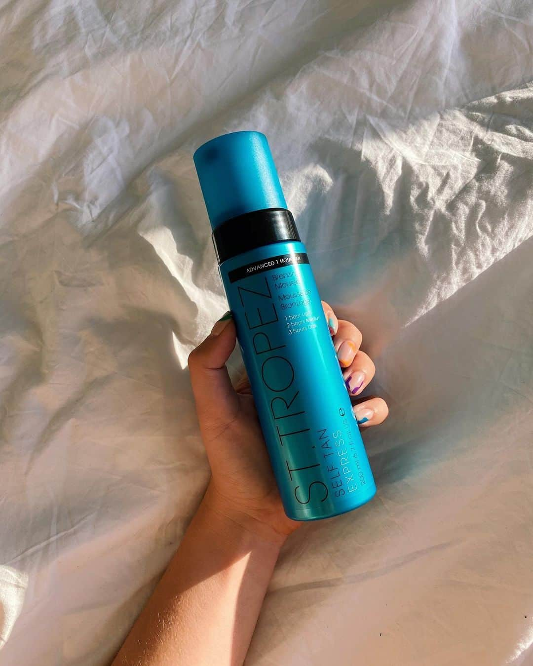 タニヤ・バーさんのインスタグラム写真 - (タニヤ・バーInstagram)「it may be getting dull and cold outside but I still want my skin to feel alive 😇 I use @sttropeztan as part of my staple beauty routine particularly over winter. I want to feel as healthy and glowy as possible and a little self tan helps A LOT. I particularly love this product as you can choose the finish you want (I like a subtle tan), it’s really fast acting and it doesn’t smell like a typical self tan at all - just a very light signature scent that I love. It also lasts for a week and fades evenly. 🙏🏻  It’s currently 20% off the Express Mousse and the rest of the St.Tropez range with the code FLIPYOURFEARS on @asos @asos_faceandbody so go go go!   *I’m wearing the Express Mousse which I left on for 1 hour for a light, golden glow 🌞 ad」10月29日 3時27分 - tanyaburr