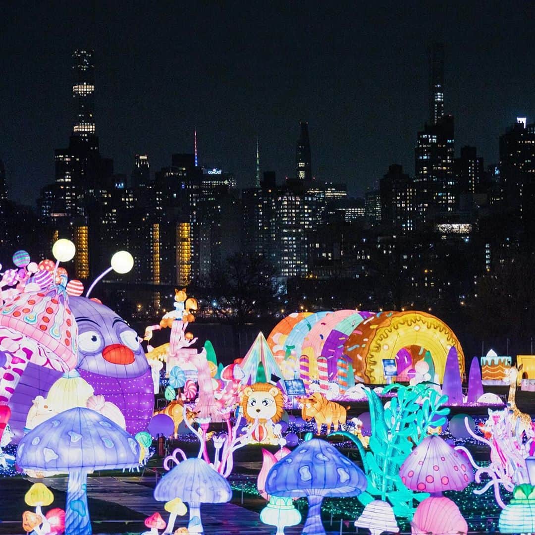Smoothieさんのインスタグラム写真 - (SmoothieInstagram)「Smoothie will return to NYC for LuminoCity Festival in the form of a huge light sculpture. ✨ Located on Randall’s Island from Nov 27 to Jan 10.⁣ ⁣ LuminoCity Festival is a holiday event with an exhibition of spectacular light art displays. Smoothie’s light installation will be in The Hidden Land of Hria park, representing the Aries.⁣ ⁣ ⁣⁣⁣ Use the code SMOOTHIE15 for a 15% discount on your tickets - valid till nov 1st - on luminocityfestival.com or use the purchase link in our bio!⁣⁣ ⁣⁣ This year the organisation reduced their capacity and post light park activities in accordance with New York State and City regulations to ensure a safe visit for all.」10月29日 3時37分 - smoothiethecat
