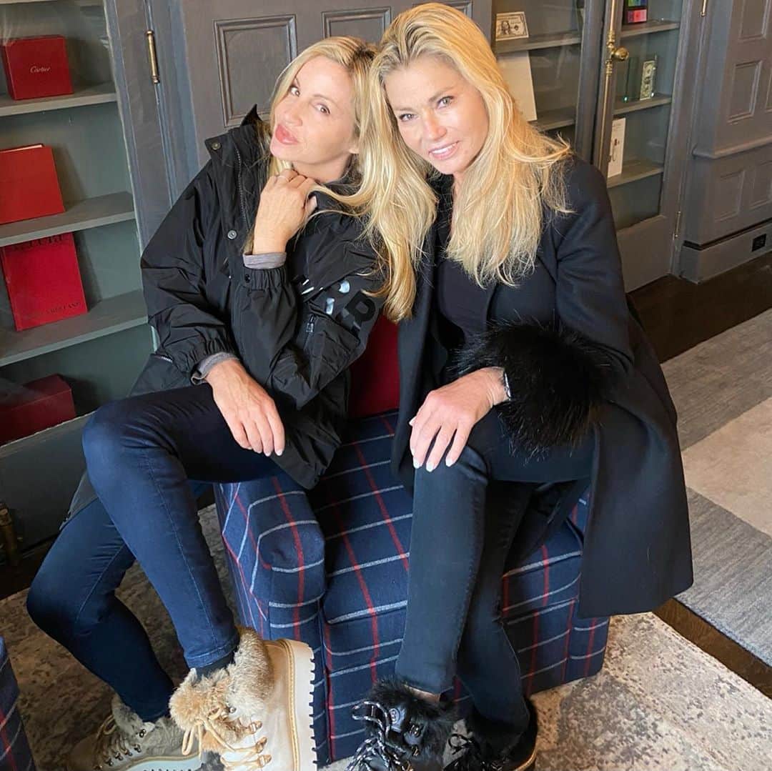 カミール・グラマーのインスタグラム：「Thank you for another wonderful stay @thegeorgemontclair  Thank you @justbobbidotcom for the gifts. Congrats on your new cosmetics/beauty line @jonesroadbeauty . I love the neutral color palette. The illuminating eye tint and “In Dark Brown” eyeshadow. Lipgloss Mocha Shimmer is divine. The MIRACLE  BALM is a must have. It feels and smells great. 💖. Raincoat #burberry  Booties #bogner  No filters.」