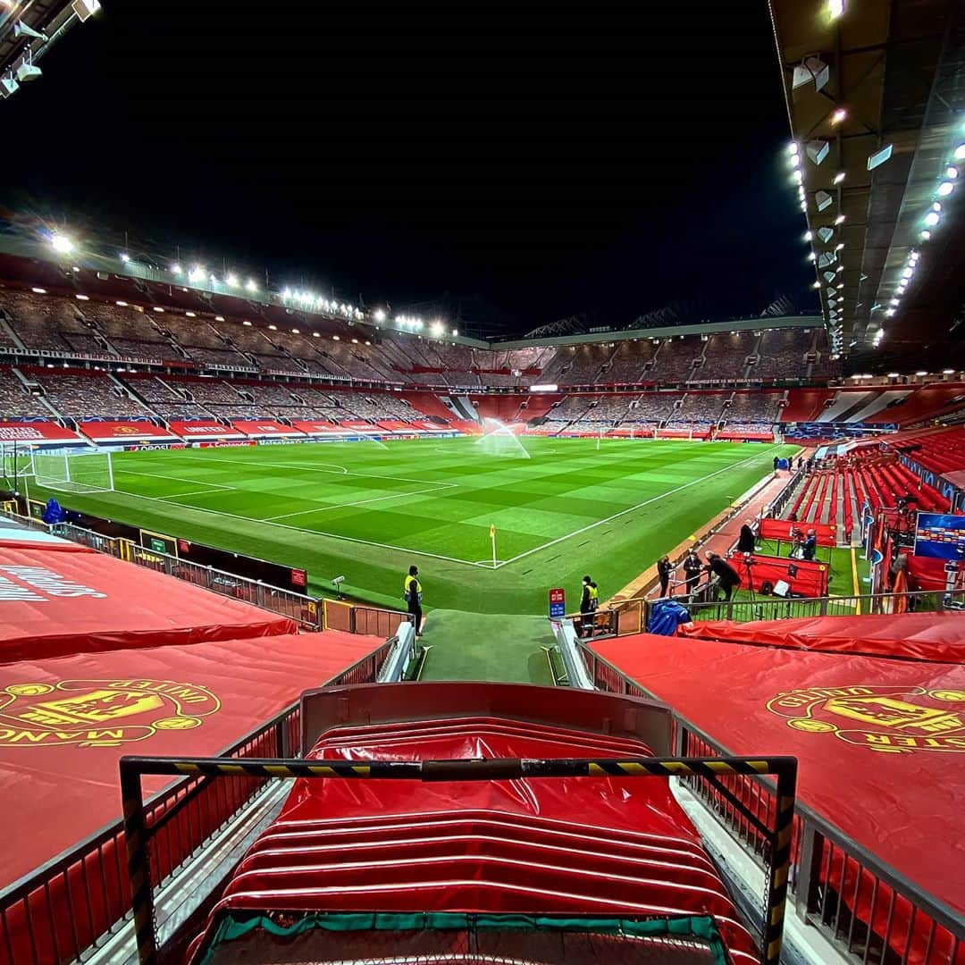 UEFAチャンピオンズリーグさんのインスタグラム写真 - (UEFAチャンピオンズリーグInstagram)「🏟️😍 Who comes to mind when you think of #UCL nights at Old Trafford?」10月29日 3時40分 - championsleague