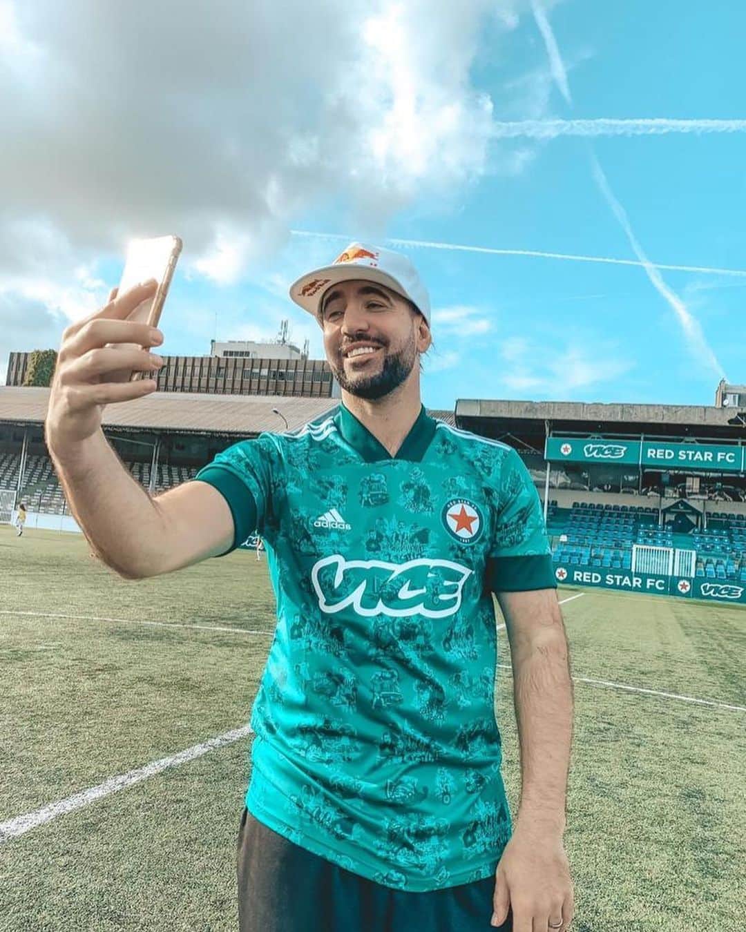 ショーン・ガルニエのインスタグラム：「🔥GIVE AWAY🔥 🔹 Gagnes 1 des 2 magnifiques maillots du @redstarfc  🔹 1/ follow @redstarfc  2/ tag 2 Amis en commentaire 3/ Like ❤️ 4/ décrit moi à quel occasion j’ai mit ce maillot (lien en 🅱️ℹ️🅾️) 🔹 Résultat vendredi」