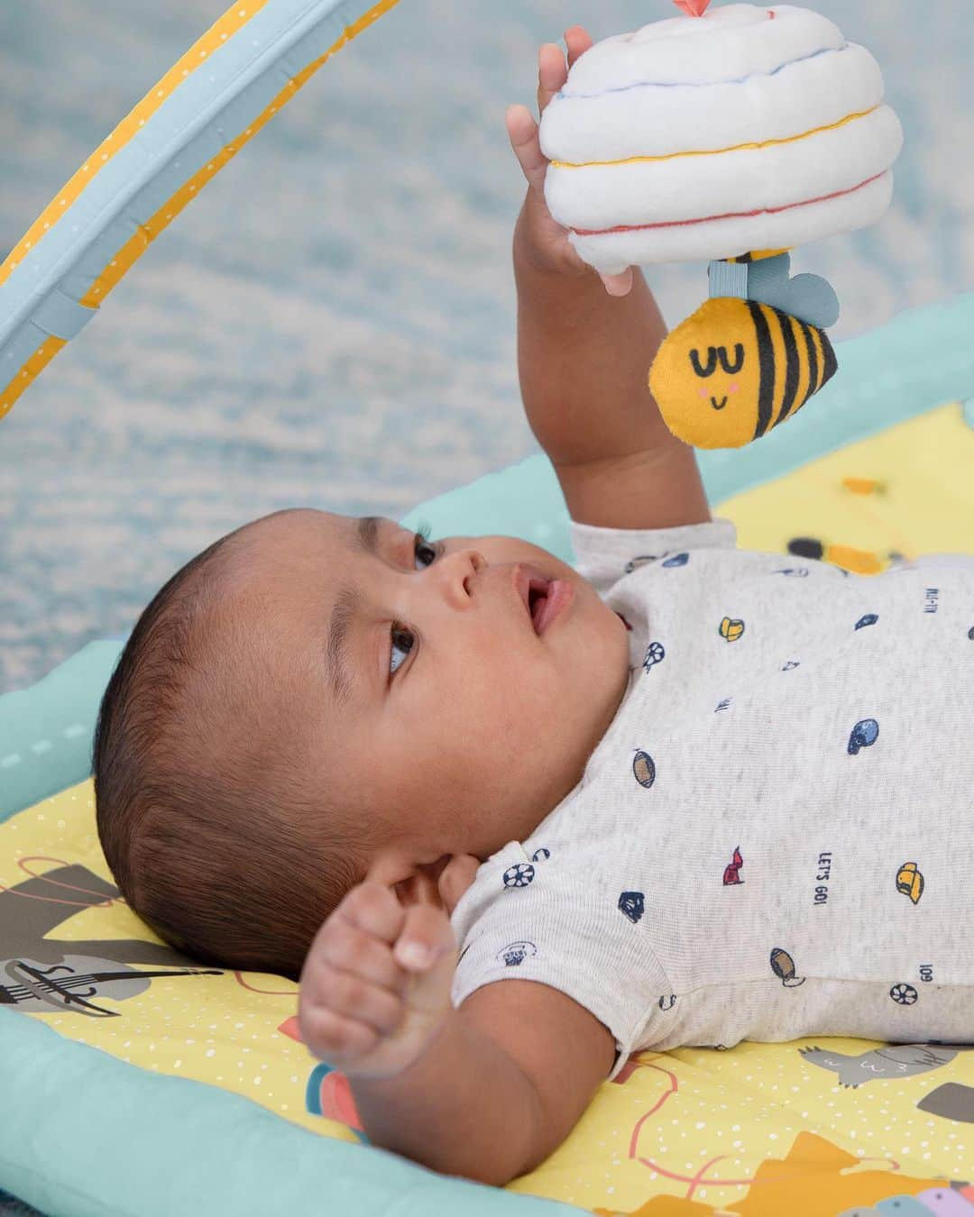 Skip Hopさんのインスタグラム写真 - (Skip HopInstagram)「Fun from A-Z! 👶 A plush play space for tummy time (and more!) our new ABC& ME Activity Gym engages baby’s senses with toys, music, textures, sounds and more to explore! 🎶🙌🔤  #playtimemadebetter #babygym #tummytime #skiphop」10月29日 3時47分 - skiphop