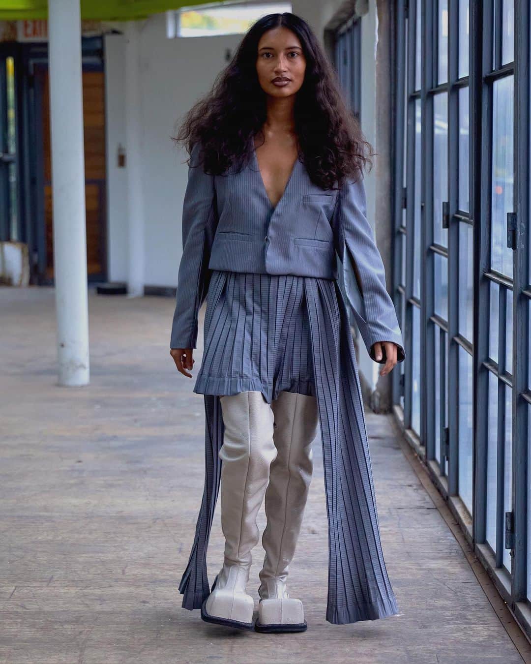 Fashion Weekのインスタグラム：「Pleats please 💙 For @barragan's Spring 2021 collection, designer Victor Barragán explored themes of inner and outer journey, reflecting on his own journey from his home country of Mexico to the USA. Watch the show now at app.nyfw.com⁠⠀ ⁠⠀ Photo by @carter_tanton, makeup by @micalmicalmicalmical, hair by @uhmmwhat, and styling by @tessherbert」