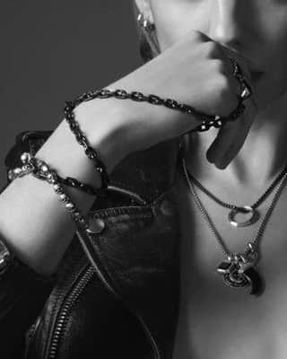 デビッドヤーマンのインスタグラム：「Style #DavidYurman chains your way. Wrap one around your wrist or add meaningful amulets.」