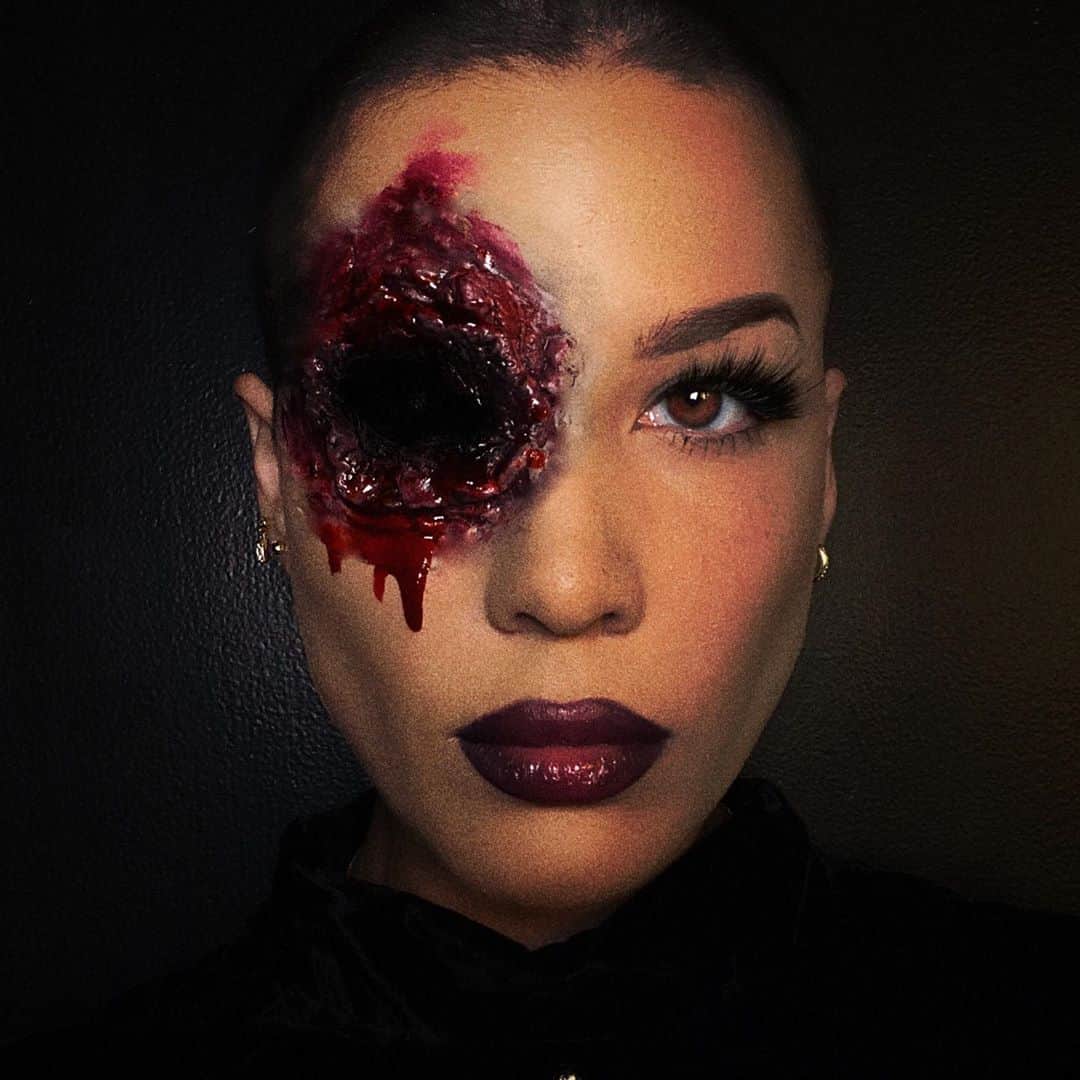 Halseyのインスタグラム：「MANIC, but make it Horror. Whipped this up this morning.」