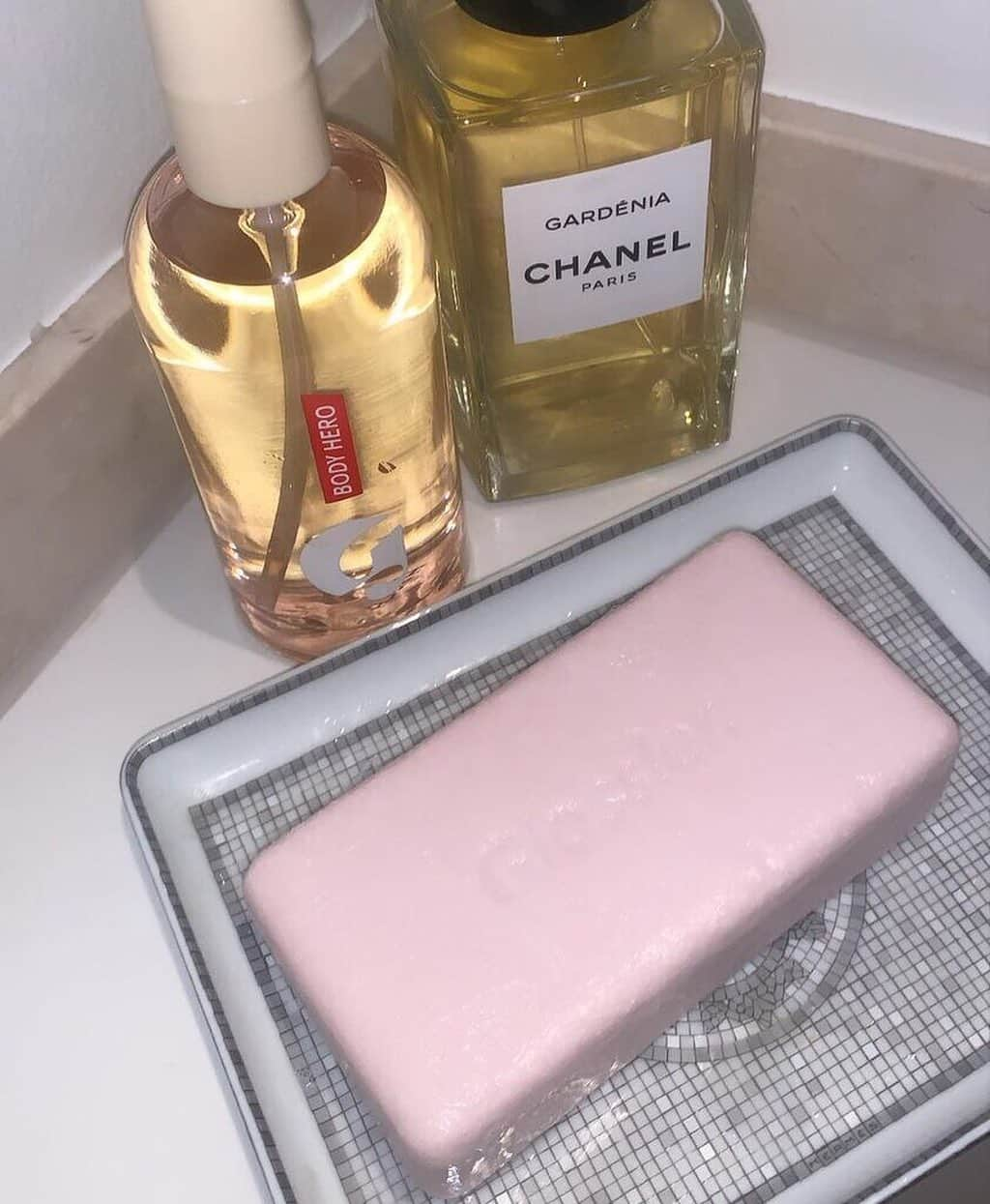 Glossierさんのインスタグラム写真 - (GlossierInstagram)「Bathroom upgrade 🧼💫」10月29日 3時58分 - glossier