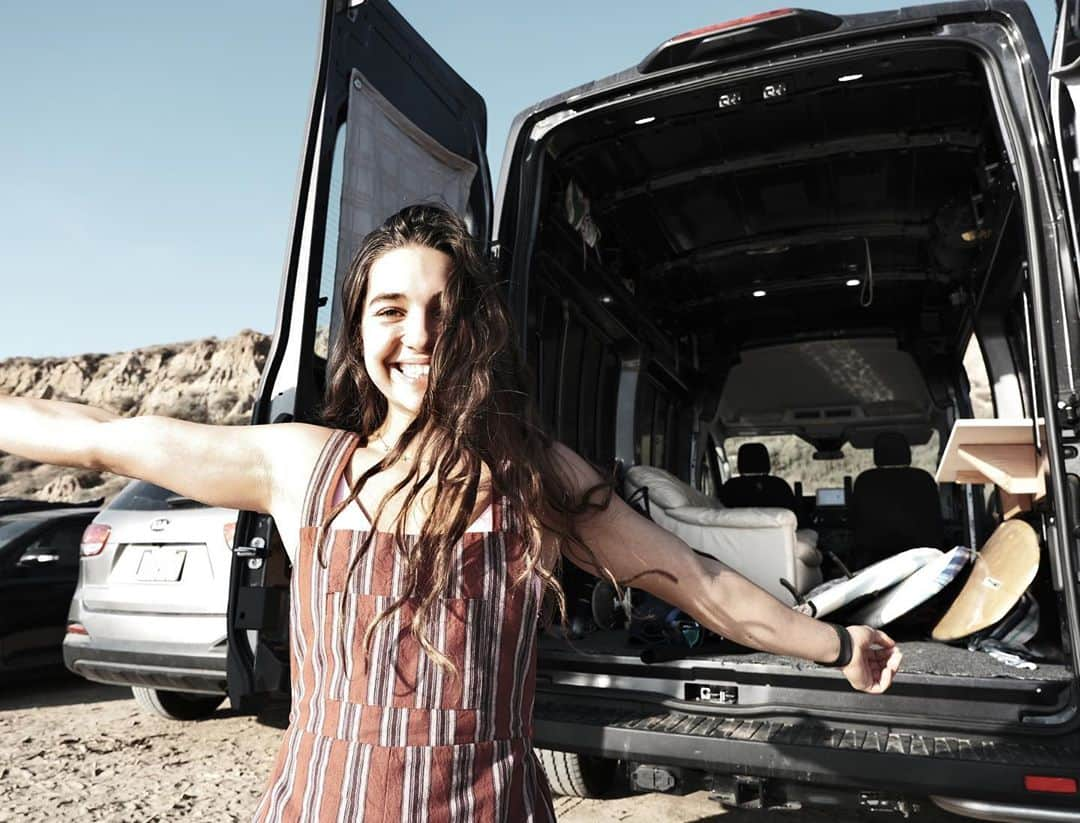 ブルック・ラバウトゥーのインスタグラム：「Surfing w/ @shawnraboutou & @finn.stack lately🌟」