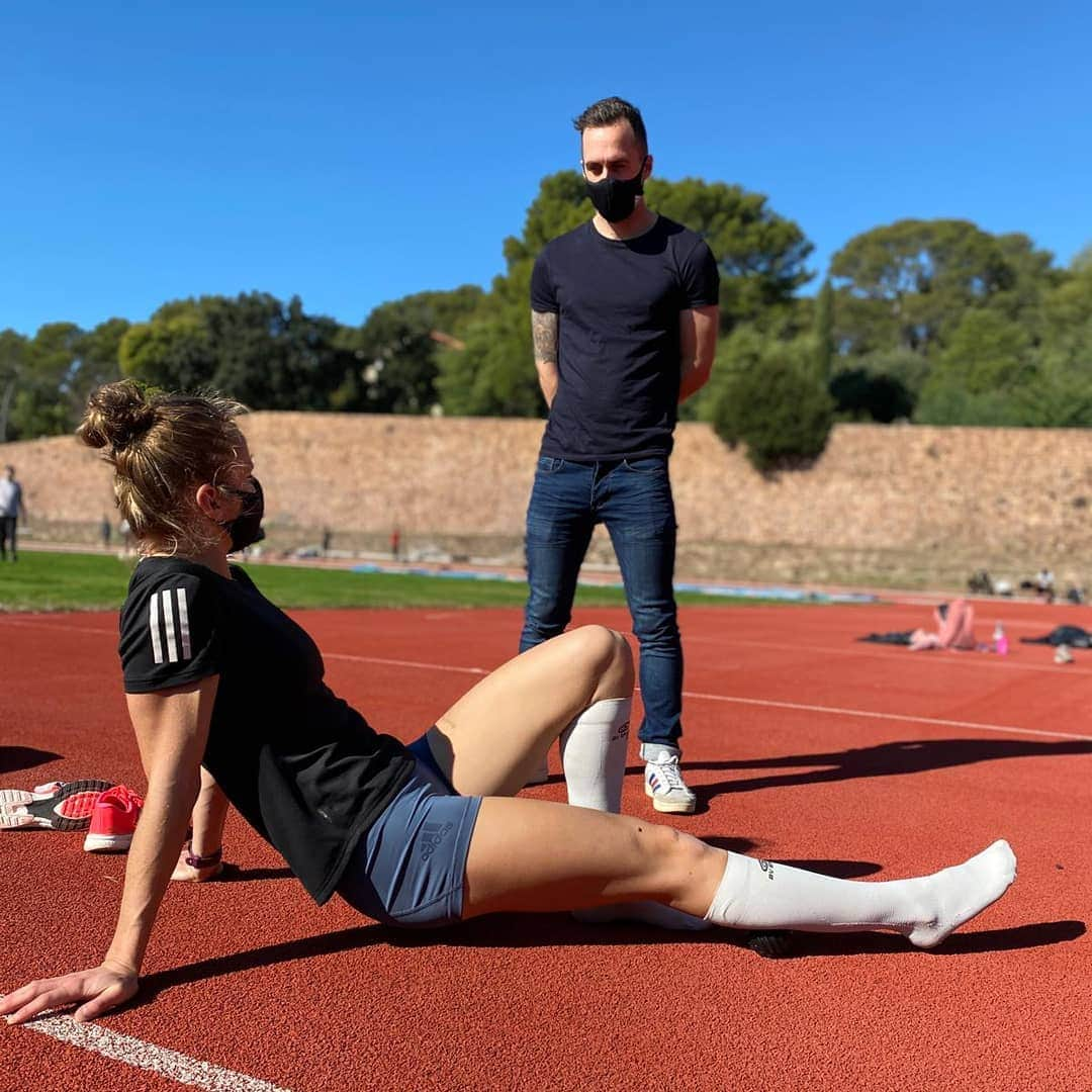 Amandine BROSSIERのインスタグラム：「Derrière chaque athlète se cache un coach. Le mien est passé du 🚴‍♂️ à la 🏃‍♂️, au 🔝 !  Merci @ffathletisme pour ce stage 🙌🏻  📷 @estelle.perrossier  #stage #training #cohesion #ffa #preparation #400m」