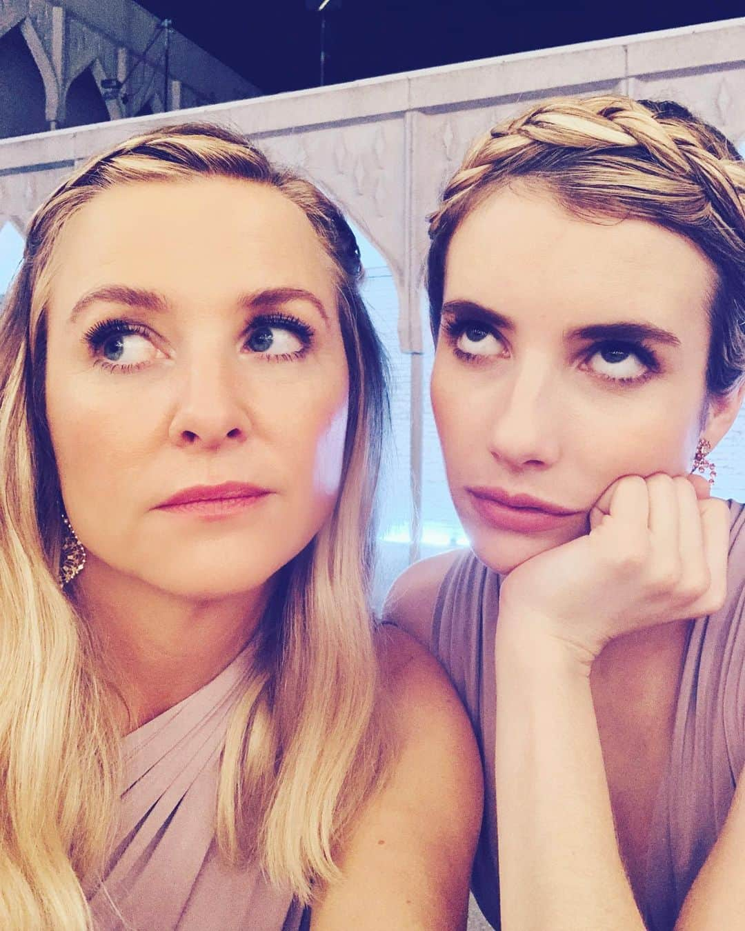 ジェシカ・キャプショーのインスタグラム：「This sister act is now available for your viewing pleasure...👯‍♀️ I love me some @emmaroberts ❤️ #holidate @netflix」