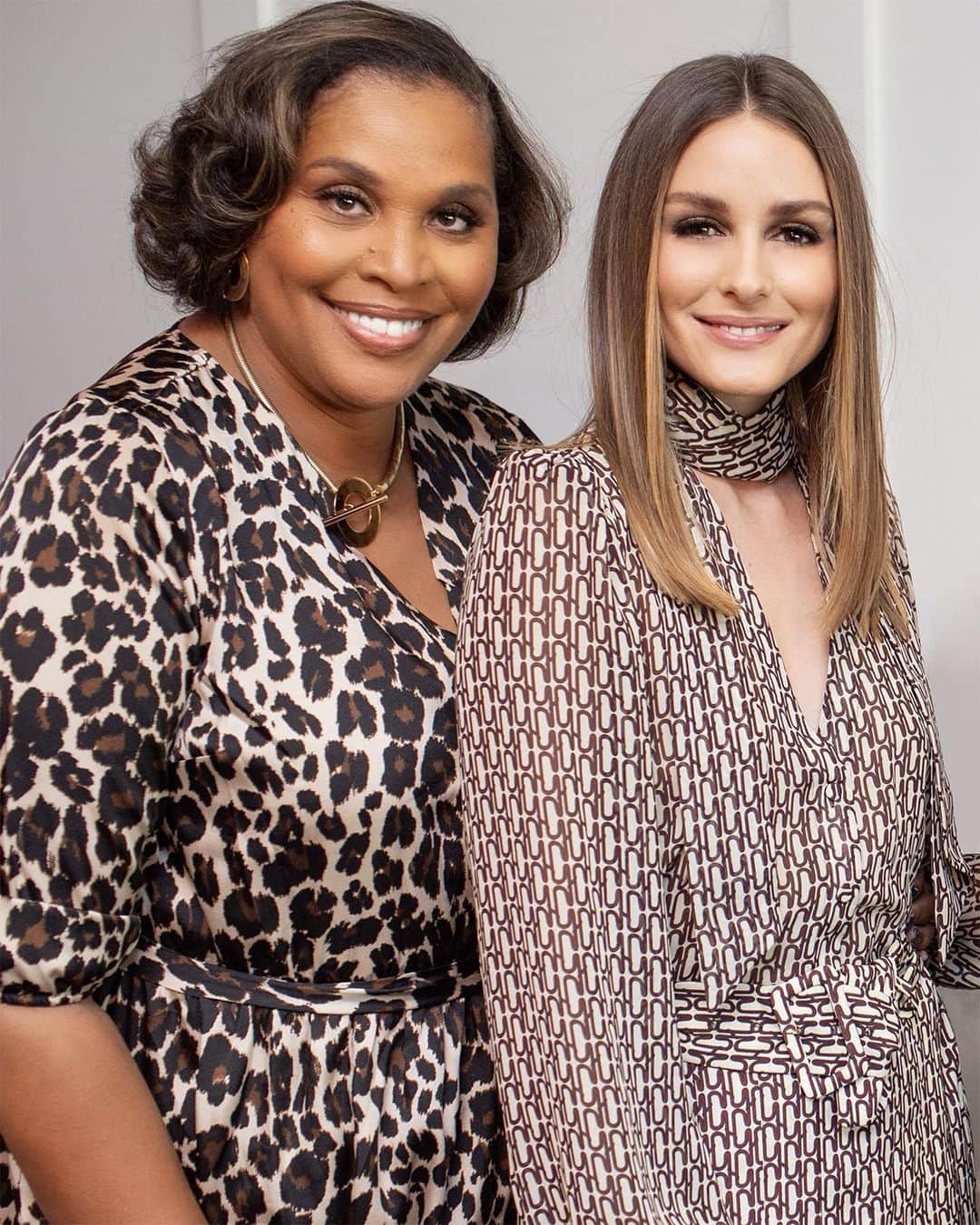 オリヴィア・パレルモのインスタグラム：「This photo of Joi Gordon and me was taken last year at Dress for Success’ annual #WomenWhoInspire event 👩‍💼💪👩‍💼 Joi is one of the warmest people I have ever met and is a true agent of change in her role as CEO of @dressforsuccess 🦸🏽‍♀️ I couldn’t imagine a better woman to feature in our first edition of #OPinionLeaders, a new column on OliviaPalermo.com where we will highlight inspiring leaders in their fields and ask them about their career journeys, professional tips, and just what makes them fabulous overall! 💫 Link in bio!」