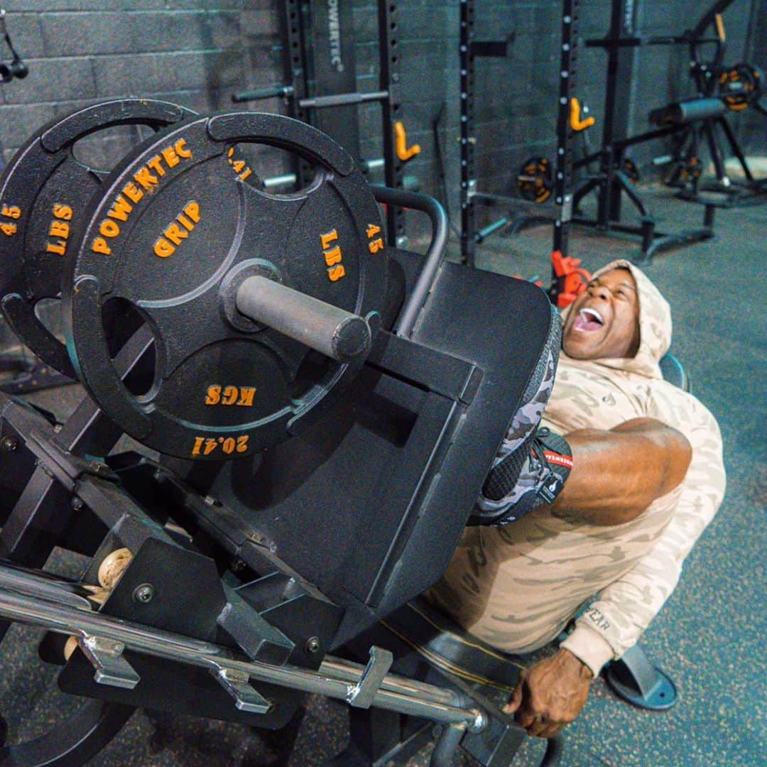 カイ・グリーンのインスタグラム：「🔥LEG DAY IS THE BEST DAY When it comes to training legs there are certain exercises you should be doing to create the size and symmetry you’re looking for...the leg press being one of them. Our friends over at @Powertecfitness innovated a revolutionary at home Leg Press that has a state of art design for the ultimate training experience. This high strength machine is driven by a roller system that incorporates bearing driven, nylon reinforced wheels for the ultimate in smoothness and stability. Not to mention it has the capacity to hold up to 1,000lbs!!!  👉🏾 Visit their website (link in bio) for more options and full availability - Powertec.com  Not only are we talking safe, compact, but with high weight capacity it makes this leg press a staple for at home training!! This leg press comes with dual safety catches on each side, a large foot plate and an adjustable back rest for different leg press positions, making it a must have for every home gym especially with everything that’s been going on.  💥Exercises Incorporated On This LP 1️⃣Leg Press 2️⃣Single Leg Press 3️⃣Calf Raise 4️⃣Single Calf Raise」