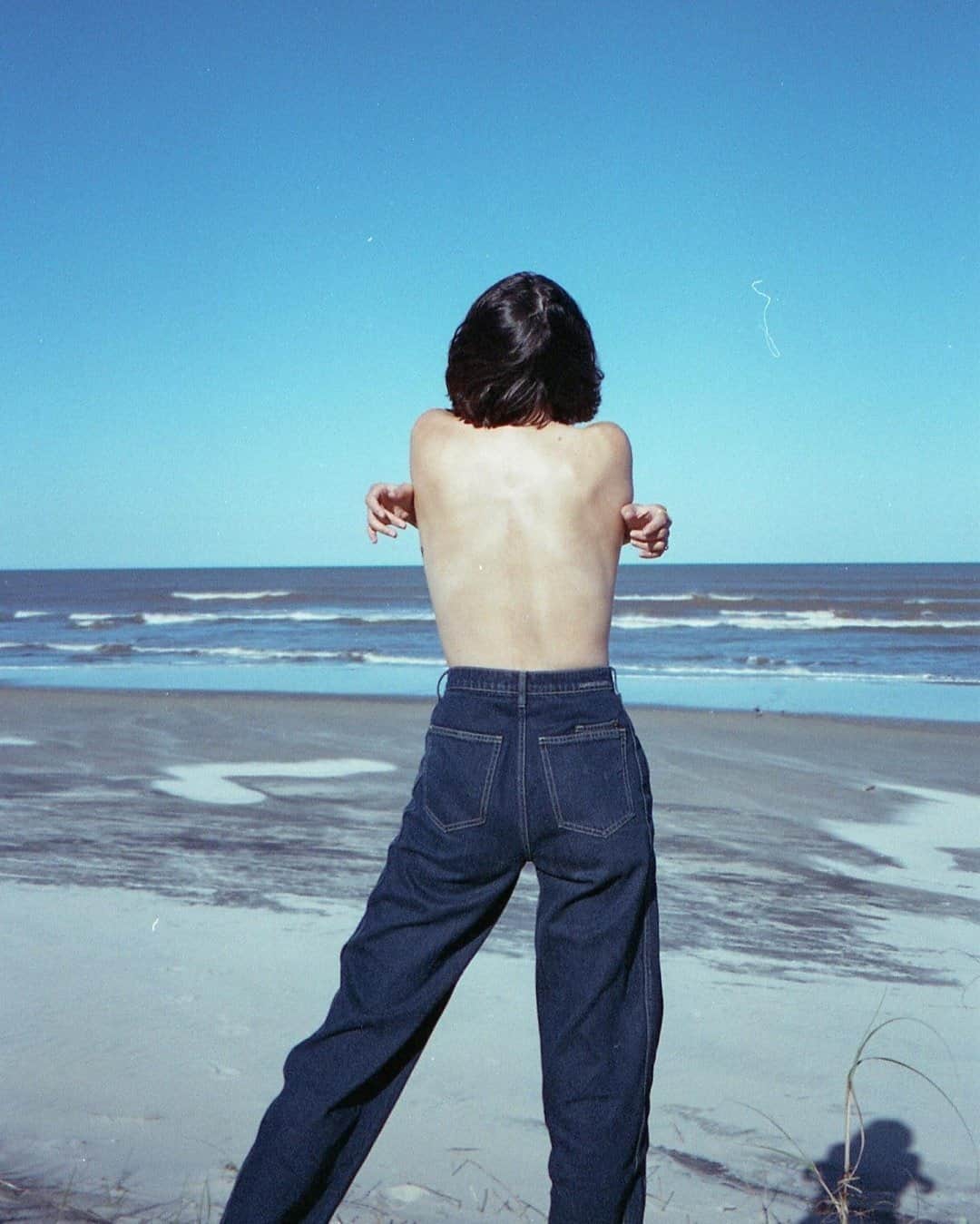 カレントエリオットのインスタグラム：「@dylanasuarez masters minimal denim dressing  #currentelliott #currentelliottjeans」