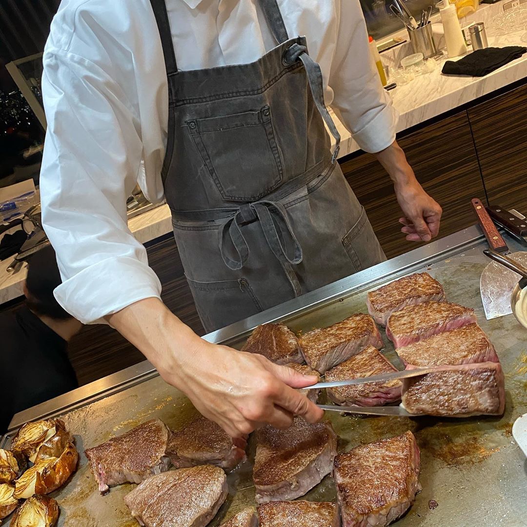 芝本裕子さんのインスタグラム写真 - (芝本裕子Instagram)「どこのお店ですか？と、何人の方から聞かれたか… 先日のお料理写真は、全て @vivichan1325 ちゃんのお家で頂いたもの❤️ゲストハウスに新しく鉄板焼きコーナーを作られて、そちらのお披露目に呼んで頂いたんです💓お肉はなんとA5#bms12 という市場にもほぼ出回らない最高級のお肉‼️もう本当に本当に美味しかったです❤️最初から最後まで全て美味しいレストランってなかなかないのだけど、今回は本当に最初から最後まで全てパーフェクトに美味しかった‼️なんなら今年1番かも😆 いつも、素敵な会にお声がけありがとう❤️  #ごちそうさまでした #specialdinner #shiba_u」10月29日 4時44分 - yukoshibamoto
