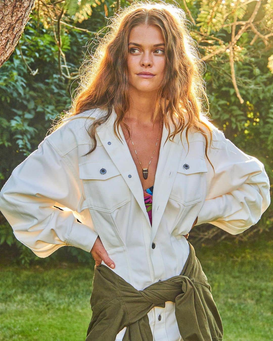 ニーナ・アグダルのインスタグラム：「💚🤍🤎💛@hamptonsmag shot by @wattsupphoto styled @xgabriela hair & makeup @riadazar9 @jodieboland. Missing this crew, this day and it’s warm golden light so much 🌾 you might recognize the last look 👀」